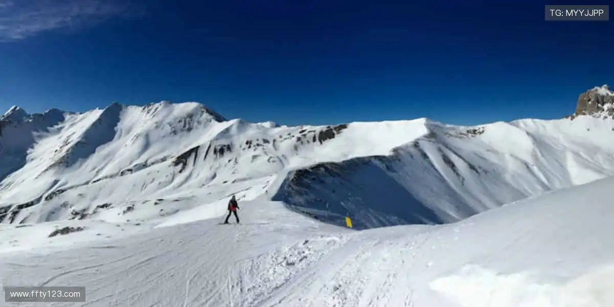 指尖掌控赛场，弹幕点燃激情！🎥
